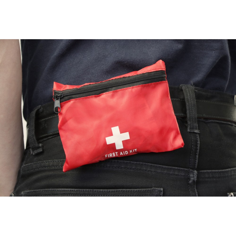Trousse de secours, rouge en nylon 210D Photo 6 clients/infiniprinting/ax/photos_BD/AX3484-P6-Trousse-de-secours-publicitaire-rouge.jpg