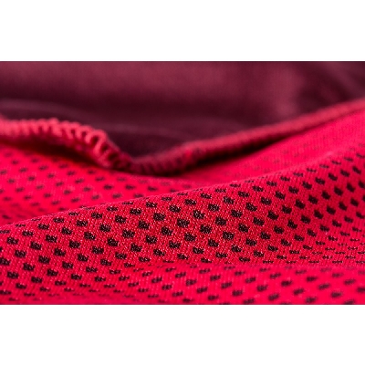 Serviette de refroidissement, rouge en microfibre 160 g / m2 Photo 3 clients/infiniprinting/ax/photos_BD/AX9416-P3-Serviette-de-refroidissement-publicitaire-rouge.jpg