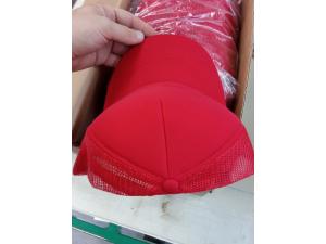 Casquette rouge  filet avec brodrerie 1 couleur blanche